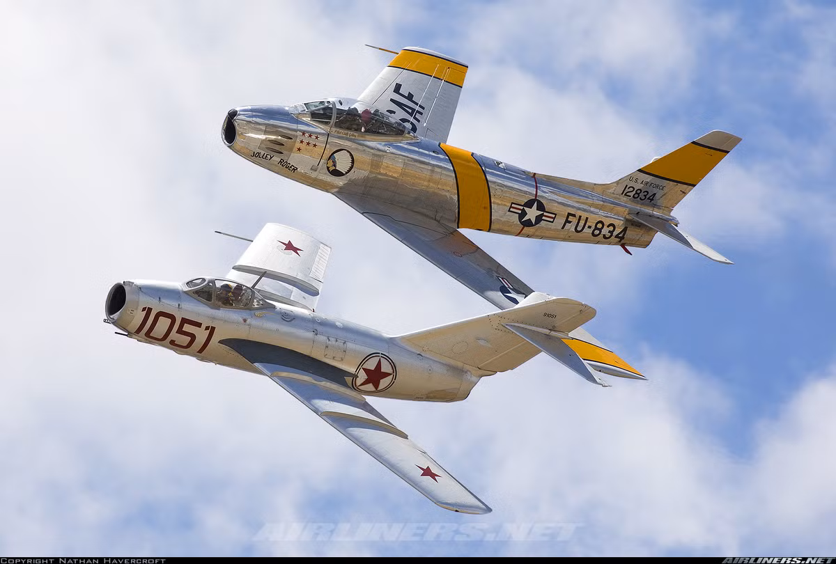 Cùng với kình địch F-86 của Mỹ, MiG-15 đại diện cho sự thành công không thể vượt qua của thế hệ máy bay phản lực đời đầu dùng thiết kế cánh xuôi với cánh và đuôi xuôi một góc 35 độ. Kết hợp với động cơ phản lực, MiG-15 đạt tốc độ rất cao vào thời bấy giờ, thậm chí ngấp nghé vận tốc vượt âm thanh. Nguồn ảnh: Wikipedia