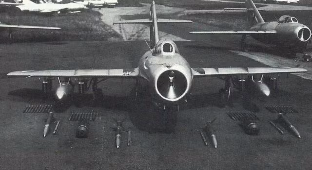 MiG-15 cũng có thể làm nhiệm vụ tấn công mặt đất với khả năng mang được 220kg bom hoặc rocket. Nói chung là số lượng rất ít ỏi vì tải trọng vũ khí của MiG-15 vốn dĩ đã rất thấp. Nguồn ảnh: Wikipedia