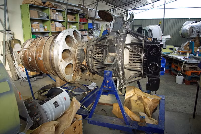 MiG-15 trang bị động cơ turbojet Klimov VK-1 cho phép đạt tốc độ tối đa đến 1.975km/h, tốc độ tuần tra 840km/h, tầm hoạt động 1.200km và 1.975km với thùng nhiên liệu phụ, trần bay 15,5km, tốc độ leo cao 50m/s. Nguồn ảnh: Wikipedia