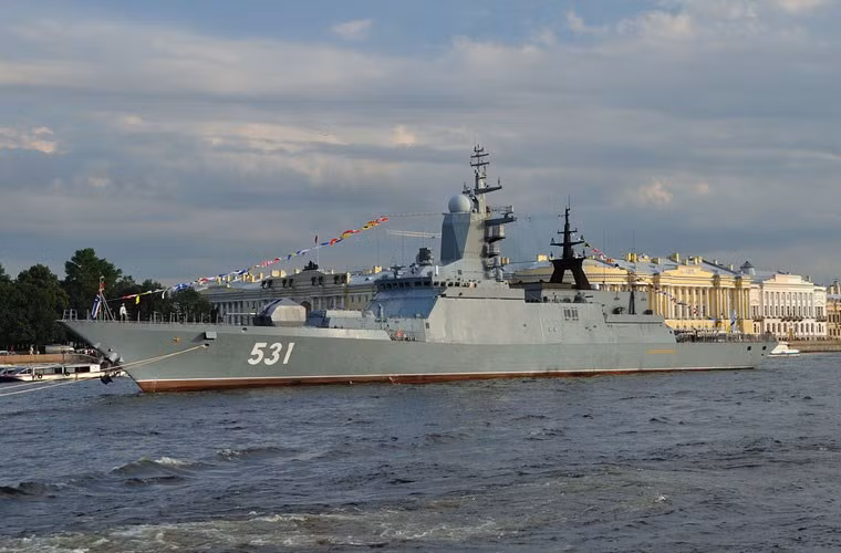 Theo các nguồn tin đã được công bố, cơ bản kích thước tàu hộ vệ 20385 không khác mấy so với 20380. Nó có lượng giãn nước khoảng 2.200 tấn, dài 104,5m, rộng 11m, mớn nước 3,7m. Nguồn ảnh: English Russia