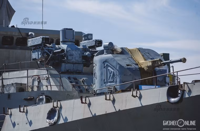 "Hệ thống pháo-tên lửa (tổ hợp Palma-SU) với 16 quả là một sức mạnh lớn đối với một tàu chiến như Gepard. Tuy nhiên các hệ thống phòng thủ tên lửa trên tàu chỉ là các phương tiện tự vệ. Tức là, dù tàu lớp này có khả năng tấn công từ khoảng cách xa, nhưng, rất tiếc, nó không thể tự bảo vệ bản thân một cách đầy đủ. Tất nhiên, có thể hy vọng vào sự yểm trợ của không quân, các máy bay có thể đảm bảo phòng thủ tên lửa ở các khu vực xa, nhưng, tàu chiến phải có hệ thống phòng thủ tên lửa riêng hoạt động ở tầm trung (150-180 km)", Chuẩn Đô đốc Vladimir Bogdashin bình luận. Nguồn ảnh: Sina