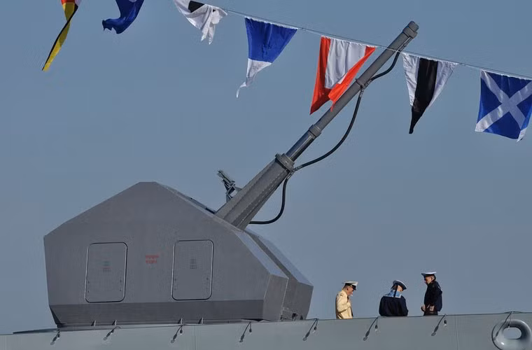 Hệ thống vũ khí phụ gồm có pháo hạm 100mm A-190 và hai pháo phòng không cao tốc CIWS AK-630M. Nguồn ảnh: English Russia