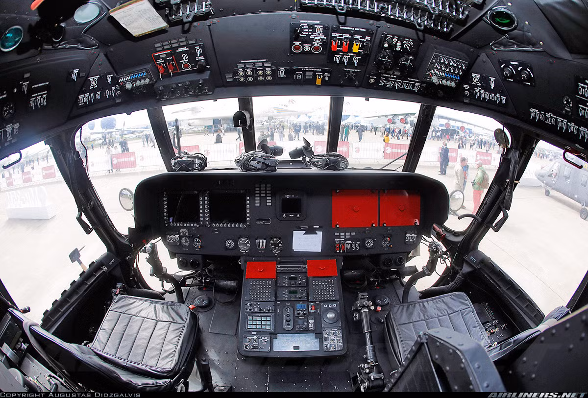 Máy bay trực thăng được trang bị hệ thống điện tử hiện đại nhất của Nga (hoặc của nước ngoài, theo yêu cầu của khách hàng). Tất cả các thông tin kỹ thuật được hiển thị trên 4-6 màn hình LCD. Trực thăng được trang bị hệ thống lái tự động kỹ thuật số với nhiều tính năng mới và thiết bị EW để chống lại hệ thống phòng không di động của đối phương, thiết bị nhìn đêm (kính hồng ngoại và hệ thống ảnh nhiệt). Nguồn ảnh: Airlines.net