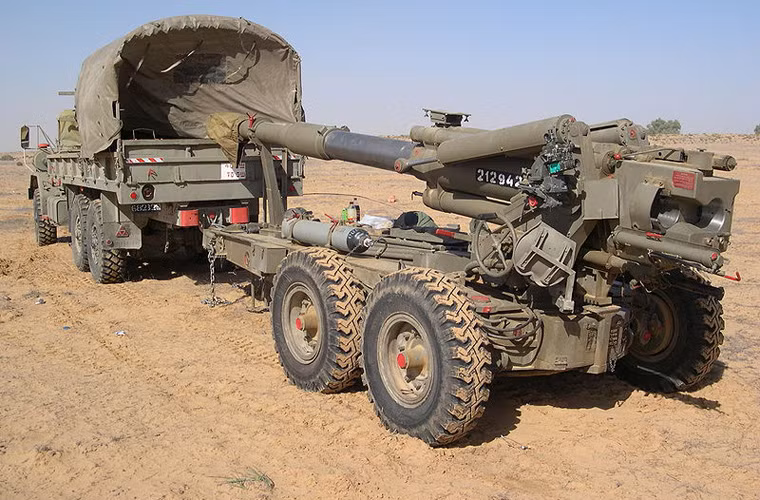 Các khẩu lựu pháo "thế hệ mới" được cung cấp bởi Công ty quốc phòng Elbit Systems Land của Israel. Hợp đồng cũng bao gồm mua 240 viên đạn 155mm nổ phá cho các khẩu pháo M-71. Nguồn ảnh: Wikipedia