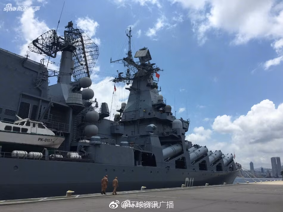 Với chiều dài lên tới 186,4m, rộng 20,8m, người dân Hong Kong có thể đứng từ xa mà vẫn trông rõ Varyag. Nguồn ảnh: Sina