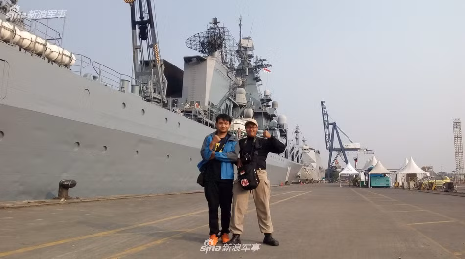 Trong ảnh, hai cư dân Hong Kong chụp ảnh “tự sướng” với tuần dương tên lửa Varyag. Nguồn ảnh: Sina