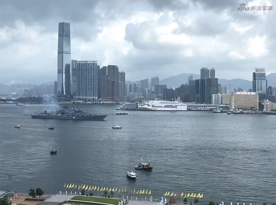 "Mục tiêu chính của chuyến thăm là phát triển mối quan hệ hợp tác hải quân với Cộng hòa Nhân dân Trung Hoa, bao gồm cả Đặc khu hành chính Hong Kong", thuyền trưởng tuần dương hạm Varyag - Đại úy cấp 2 Alexey Ulyanenko nói với TASS. Nguồn ảnh: Sina