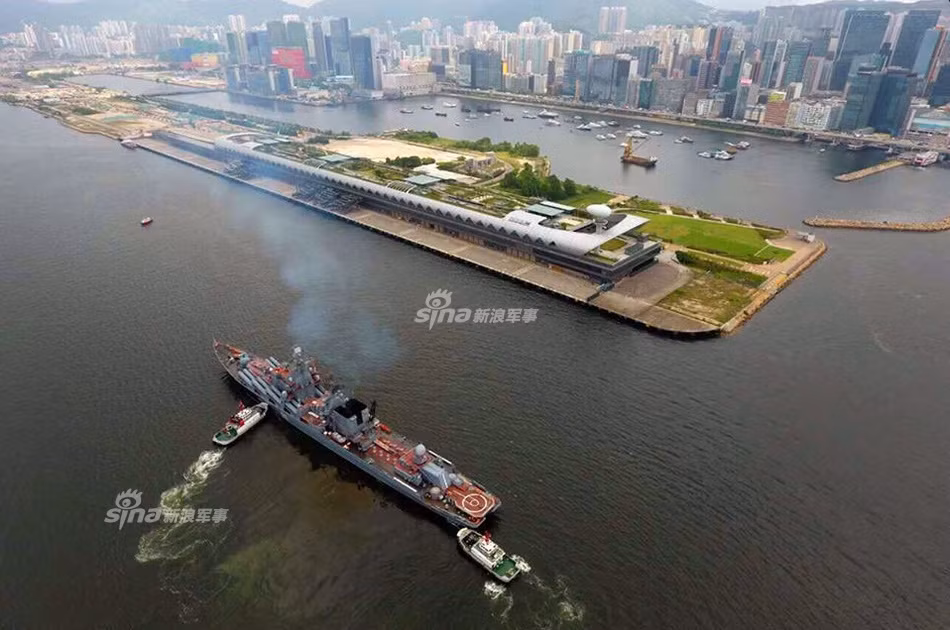 Trong ảnh, tuần dương hạm Varyag đang được các tàu kéo giúp đỡ để cập cảng Kai Tak vào hôm 5/6. Nguồn ảnh: Sina