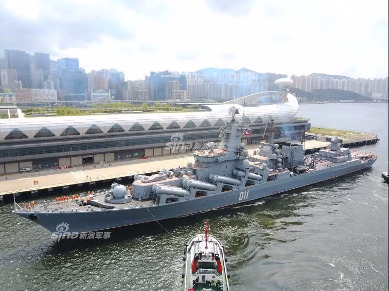 "Đây là lần đầu tiên một tàu chiến Nga tới thăm Hong Kong hiện đại", tờ Bưu điện Hoa Nam viết. Nguồn ảnh: Sina