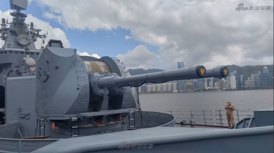 Theo hãng thông tấn TASS, trong những ngày ở Hong Kong, Varyag đã "mở cửa" đón khách thăm quan là người dân Hong Kong và cả các thủy thủ Hải quân Trung Quốc. Nguồn ảnh: Sina