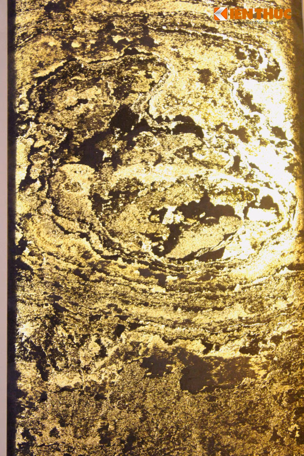 Kích thước tiêu chuẩn cho loại vật liệu này là 1220x2440mm và 1220x610mm; độ dày từ 0.5-2.0mm; trọng lượng 0.4-3.0kg tùy loại.