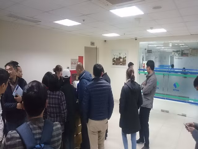 Theo phản ánh của cư dân tại đây, khi nhận nhà, có rất nhiều căn hộ bị hụt diện tích so với diện tích đã ký trong hợp đồng mua bán. Cư dân ở đây cũng không đồng ý với cách đo diện tích căn hộ từ mép ngoài lô-gia mà chủ đầu tư đang áp dụng. Ảnh: Dân Việt.