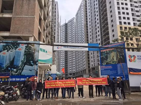 Cụ thể, tại thời điểm ra mắt và mở bán dự án, chủ đầu tư đã cho chạy nội dung quảng cáo các tòa nhà của New Horizon City có màu sơn trắng (nhằm đồng bộ với khu Times City kế bên). Tuy nhiên, đến giai đoạn hoàn thiện, những người mua nhà tại dự án mới “ngã ngửa” khi thấy chủ đầu tư tiến hành lăn sơn màu vàng. Ảnh: VietnamFinance.