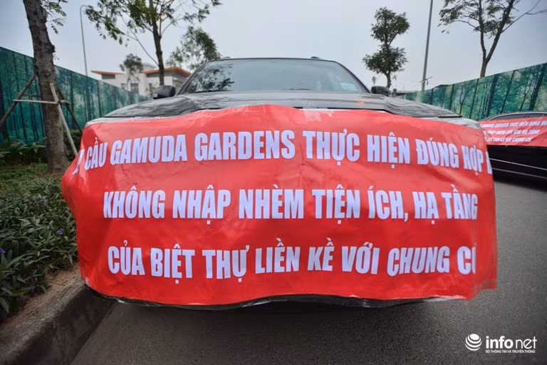 Xuất phát việc này, theo Infonet là do vào tháng 1 vừa qua, tại khu đô thị này đã bị trộm đột nhập lấy đi nhiều gương xe ô tô hạng sang. Thậm chí, những tên trộm này còn dùng hung khí chặn đầu xe để cướp mà bảo vệ không hề hay biết. Ảnh: Infonet.