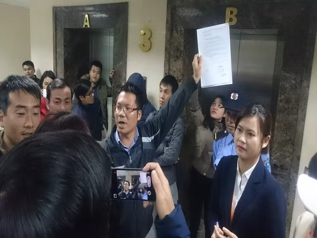  4. Dự án Parkview Residence Trước đó, vào chiều 24/2, hàng trăm cư dân cụm chung cư CT7 dự án Parkview Residence ở khu đô thị Dương Nội (Hà Đông, Hà Nội) do Công ty CP Đầu tư và Phát triển Bất động sản Thế Kỷ (Cen Invest) làm chủ đầu tư đã kéo nhau lên tận trụ sở chủ đầu tư để mong muốn giải quyết thỏa đáng các vấn đề bức xúc…Ảnh: Dân Việt.