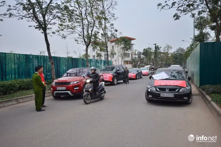  3. Khu đô thị Gamuda Gardens Chiều 1/3, các cư dân sống trong khu biệt thự, liền kề thuộc tiểu khu Botanic của khu đô thị Gamuda Gardens quá bức xúc đã cùng nhau đỗ xe ngay cổng ra vào của khu để treo băng rôn “tố” việc chủ đầu tư cố tình “nhập nhèm” lối đi. Cùng với đó, cư dân đứng giám sát với bảo vệ, bất cứ ai vào khu biệt thự, liền kề mà không có thẻ cư dân thì sẽ bị chặn lại không được phép qua cổng. Ảnh: Infonet.