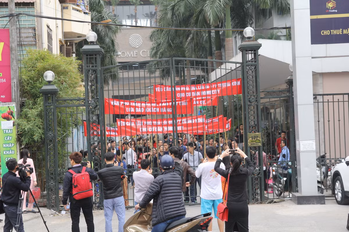 Theo phản ánh của cư dân trên Zing, khi mua căn hộ tại đây thì toàn bộ giấy tờ liên quan chủ đầu tư đều ghi rõ ràng là 177 Trung Kính nhưng khi nhận nhà xong thì ngay lập tức bịt lối đi và bắt toàn bộ cư dân đi theo đường Nguyễn Chánh không một lời giải thích. Ảnh: VNF.