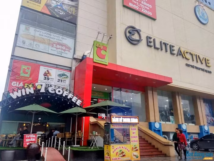 Đặc biệt, mới đây, vào khoảng 22h đêm ngày 28/2, hiện tượng bể phốt bị bục, rò rỉ và bốc mùi hôi thối đã xảy ra tại tầng hầm gửi xe của chung cư cao cấp này. Dù sự việc đã được xử lý nhưng mùi xú uế vẫn không hết, ảnh hưởng nghiêm trọng tới cuộc sống người dân. Ảnh: reatimes.vn.