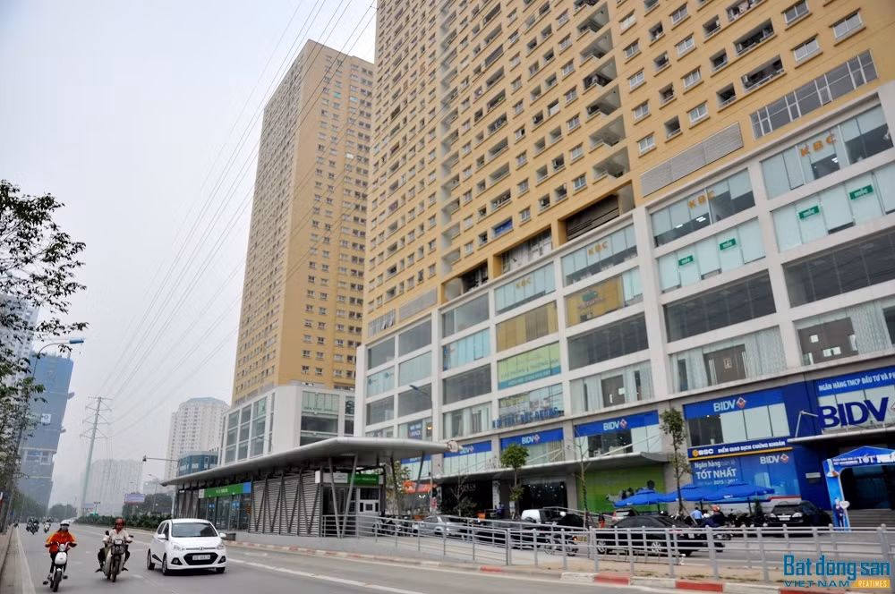  6. Chung cư C14 Bắc Hà Cách dự án trên không lâu, thông tin trên reatimes.vn cho hay, vào sáng ngày 15/1, hàng chục hộ dân đang sinh sống tại tòa nhà CT1 và CT2, thuộc chung cư C14 phường Trung Văn (Nam Từ Liêm, Hà Nội) đã tập trung và căng băng rôn dưới khuôn viên tòa nhà, phản đối việc chủ đầu tư tự ý cắt nước. Ảnh: reatimes.vn.