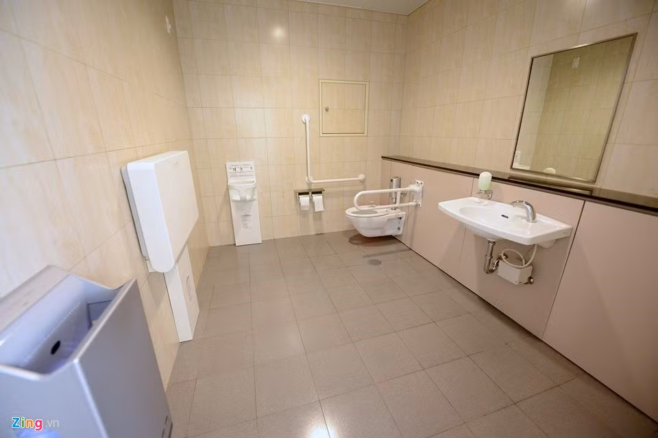 Nhà vệ sinh, phòng tắm sạch sẽ hơn hẳn so với nhiều nhà ga hàng không trên thế giới. Trong đó có bàn thay tã cho trẻ em, và ghế cho trẻ ngồi chờ. Ảnh: Zing.