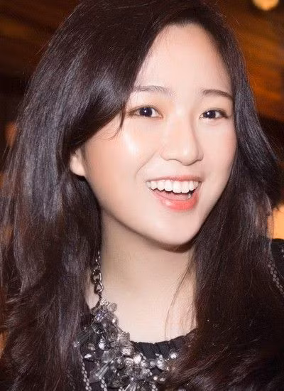 Từ nhỏ, Anh Sa được mẹ hạn chế xuất hiện trước truyền thông. Cô có cuộc sống riêng tư kín đáo, phần lớn thời gian chỉ dành cho việc học hành. Ảnh Vietnamnet.