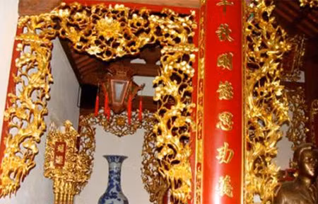 Ngôi nhà có 49 cột gỗ cỡ đại. Đặc biệt còn có tầng hầm kiên cố bằng xi măng bên dưới cũng đủ 49 cột, mỗi cột ứng với một cột gỗ bên trên. Khắp nơi trong ngôi nhà gỗ là những liễn đối dát vàng lấp lánh, bằng chữ nho. Ảnh: Đất Việt.