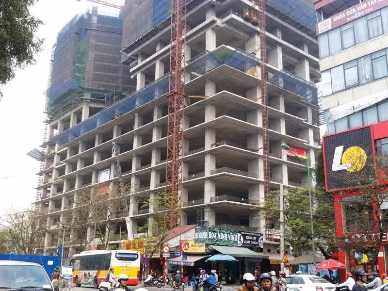 ...như sơn lót mặt ngoài, lắp đặt khung kính khối văn phòng và thi công lắp đặt nội thất căn hộ, bao gồm hệ thống cửa, trần thạch cao. Dự kiến, dự án này sẽ bàn giao nhà vào đầu năm 2017. Ảnh: Đầu tư.