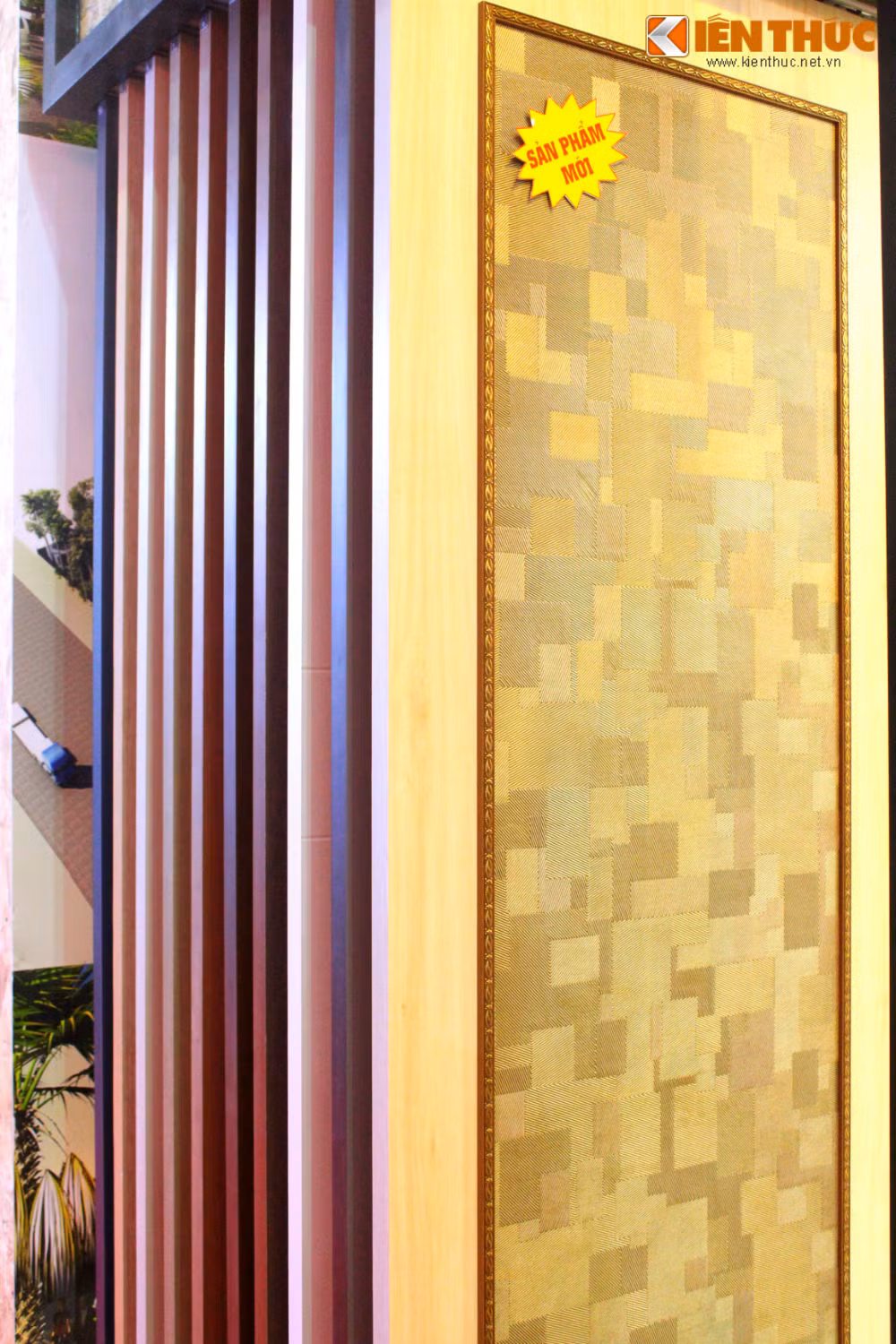 Nhìn chung, cửa chống cháy được thiết kế đặc biệt để làm chậm hoặc ngăn chặn lửa và khói cháy lan ra. Những cánh cửa không được thiết kế để chống cháy một cách hoàn toàn, và không được làm bằng vật liệu dễ cháy. Mặc dù cuối cùng nó cũng bị đốt trong lửa, nhưng khả năng chịu nhiệt của cửa sẽ tăng cao và sẽ làm ngọn lửa cháy chậm hơn trong một khoảng thời gian nhất định.