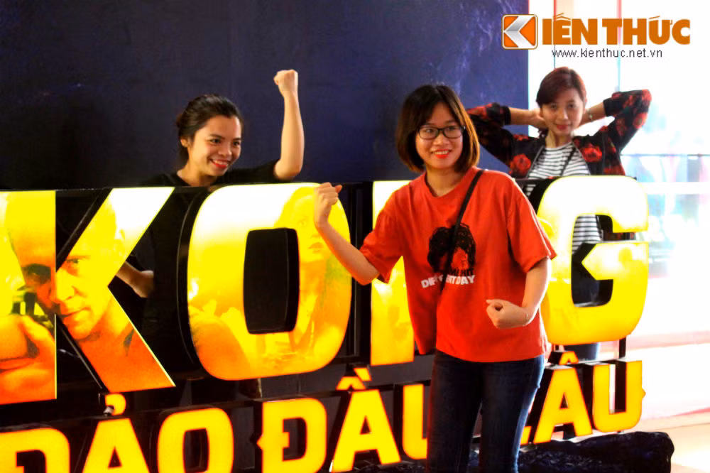 Được biết, bộ phim lấy bối cảnh năm 1975 tại một hòn đảo có hình đầu lâu chưa có mặt trên bản đồ thế giới ở Thái Bình Dương, một đội quân thay vì rút khỏi Việt Nam và trở về Mỹ thì được điều động cùng các nhà khoa học đi khai phá hòn đảo này.