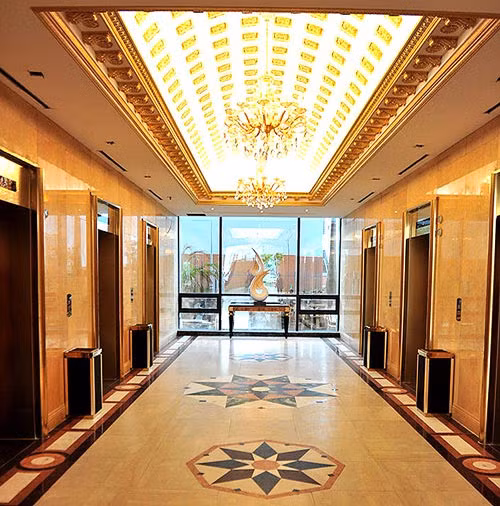 Điểm đặc biệt mà khách sạn này khiến cho bất cứ ai nhìn thấy cũng phải “lóa mắt” đó là đã được trang hoàng bằng vàng nguyên chất. Đây cũng là khách sạn đầu tiên và duy nhất cho đến thời điểm này đã “chơi trội” bằng cách trang trí xa xỉ này. Ảnh: viettimejsc.com.