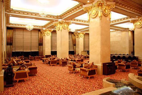 Từ những cột trụ cho đến mặt trần đều được dát, trang trí bằng vàng lá. Những lát vàng lá mỏng như giấy được nhập từ Trung Quốc làm căn phòng lung linh rực rỡ. Ảnh: viettimejsc.com.