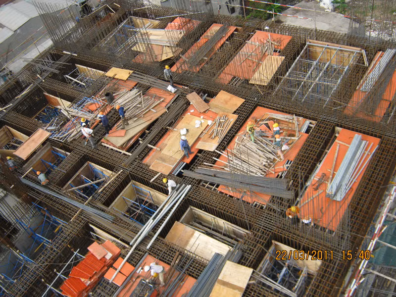 Theo thông tin phản ánh trên báo Người lao động, Bà Đỗ Thu Hằng, một khách hàng mua căn hộ cho biết, năm 2010, Công ty An Điền bán cho khách hàng căn hộ tại dự án chung cư Viên Ngọc Phương Nam, với giá hơn 1,6 tỉ đồng/căn, thời hạn giao nhà là quý I/2012. Trong khi khách hàng đóng tiền đúng thời hạn thì vào tháng 5/2011, công trình xây dựng đến tầng 9 thì ngưng thi công. Ảnh: tanky.com.vn.