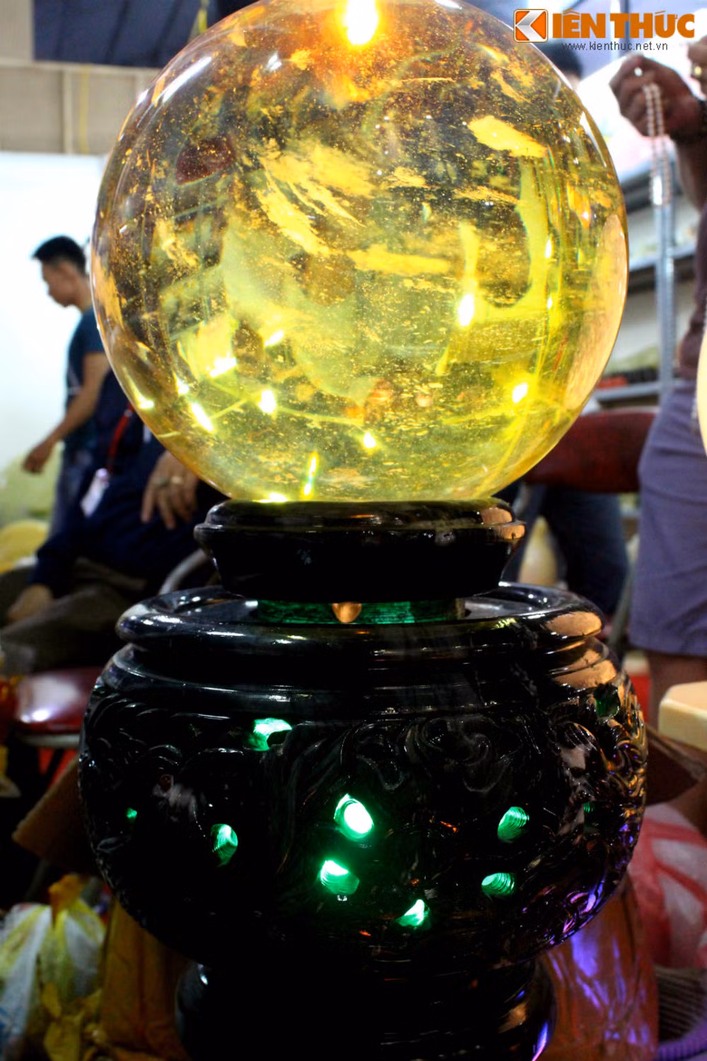 Chia sẻ với Kiến Thức, nhân viên của cơ sở sản xuất đá mỹ nghệ ngũ hành sơn Đà Nẵng cho biết, trên thị trường hiện nay, quả cầu đá thạch anh phong thủy có giá từ vài trăm cho đến 20 triệu/sản phẩm, tùy vào loại đá, màu sắc, kích thước,...