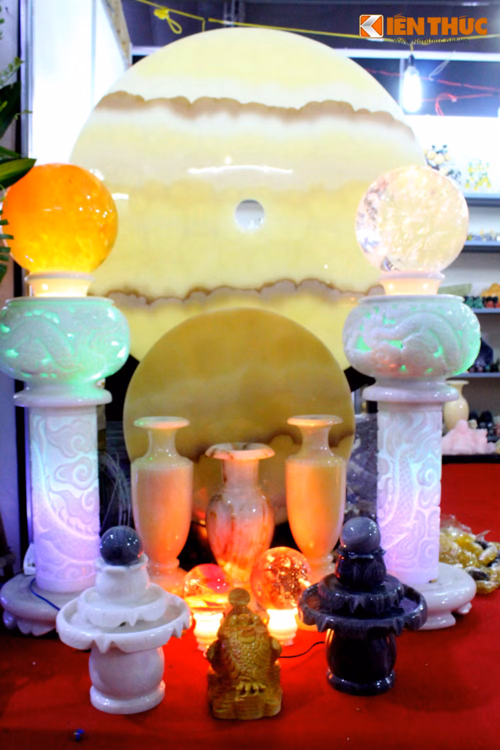  Quả cầu đá là một trong những vật phẩm quan trọng rất hay được sử dụng trong phong thủy nhà ở, phong thủy phòng khách, phong thủy bàn làm việc...