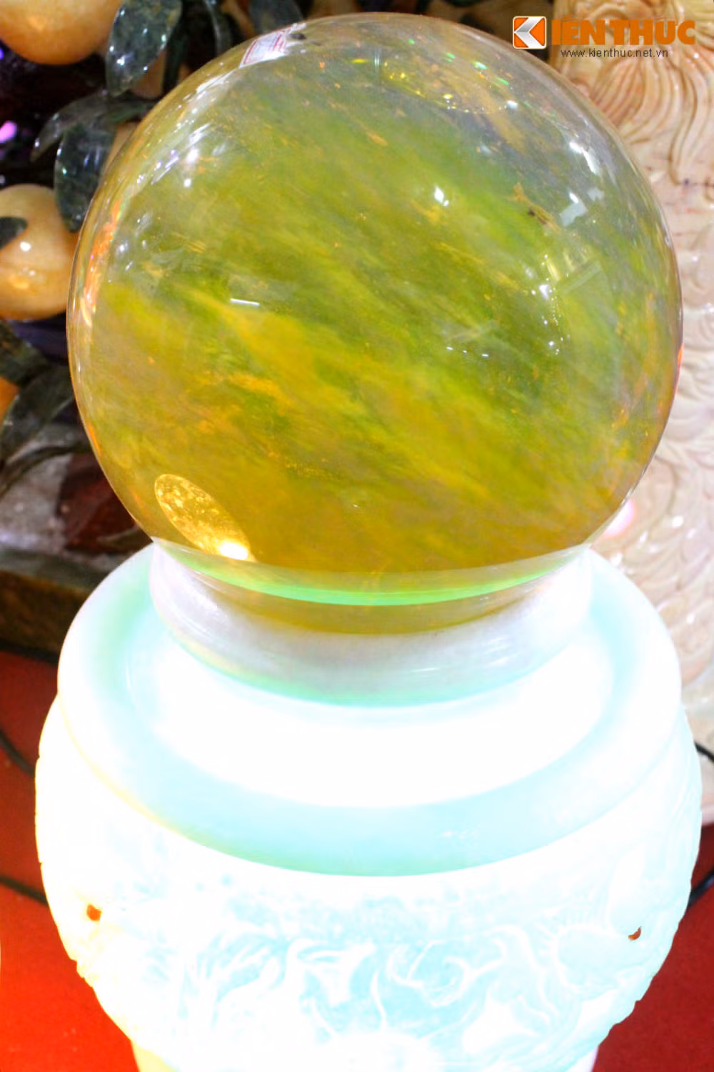 Theo quan niệm phong thủy, quả cầu đá thạch anh được coi là một món hàng thịnh hành dành cho những người chơi đá cảnh và được dùng như một món bùa hộ mệnh, có nhiều ích lợi đối với gia trạch và bản thân gia chủ.