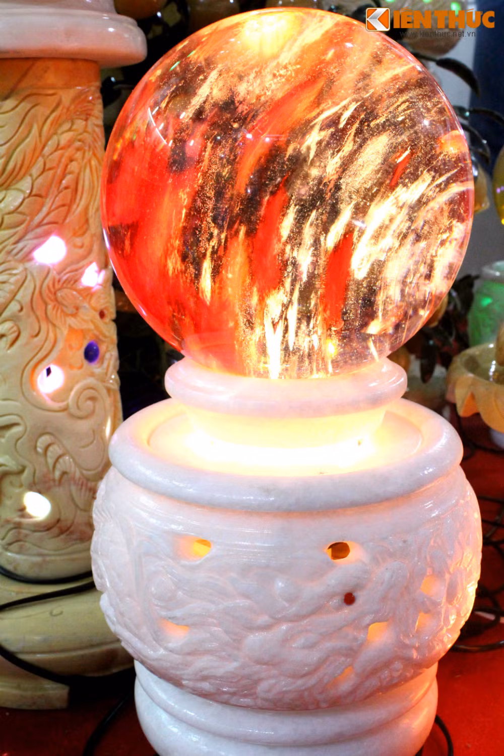 Cụ thể, trong thế giới về phong thủy, đá thạch anh không chỉ đẹp, giá trị và hữu ích về mặt khoa học, những viên đá thạch anh còn mang ý nghĩa tâm linh sâu sắc, phản ánh thế giới nội tâm và bản mệnh của từng người.