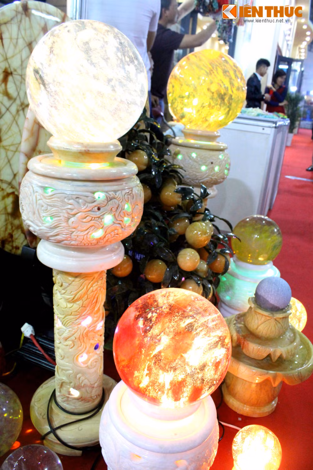 Người ta còn lấy đá phong thủy là nơi neo đậu tâm trạng suy tư, thậm trí họ có thể kiếm tìm một sự đồng điệu. Khi mệt mỏi hay găp bế tắc trong cuộc sống nhiều người đã tập đá để lấy lại sự thư thái cân bằng.