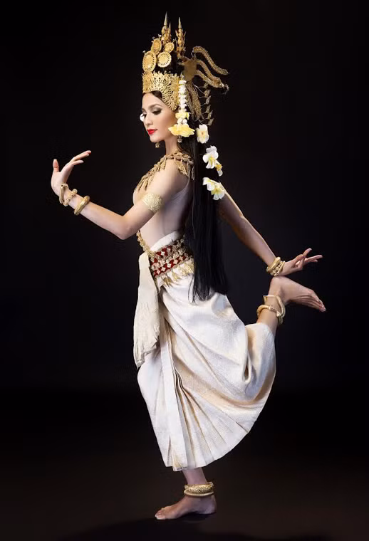 Đó còn là cách cô truyền cảm hứng cho gia đình và những đứa em của mình biết quý trọng truyền thống và văn hóa của dân tộc.