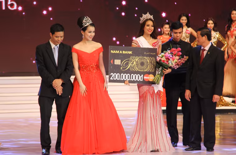 Người đẹp Phạm Thị Hương đã thuyết phục Ban giám khảo và khán giả sau câu trả lời ở phần thi ứng xử rất xuất sắc.