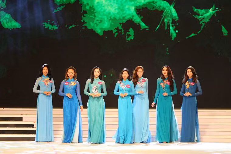 Nhà thiết kế Thuận Việt còn truyền tải khéo léo những điệu vũ của hồng hạc trên bầu trời xanh lơ, dòng sông xanh biếc hay sắc đỏ rực rỡ của những buổi chiều hoàng hôn.