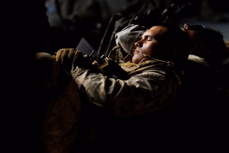 Lính thủy đánh bộ Mỹ ngả lưng vào lúc hoàng hôn ở Trại Pendleton ngày 13/7, sau một ngày tập trận cật lực.