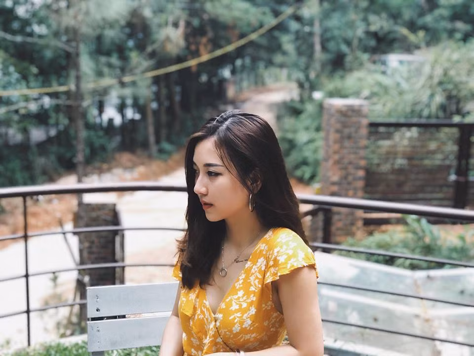 Dù không hoạt động trong lĩnh vực nghệ thuật nhưng trang cá nhân của 9X cũng có hơn 80.000 người theo dõi. Mỗi bức ảnh Thúy Ngân đăng tải thu về hàng nghìn lượt thích và bình luận.