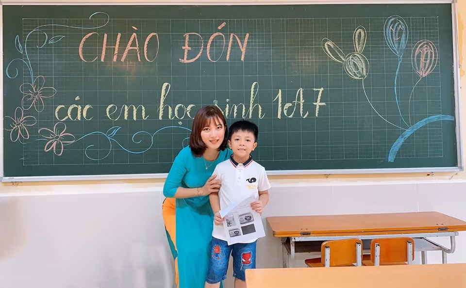 Cũng không lâu sau đó, dân mạng đã tìm ra danh tính của cô giáo tiểu học xinh đẹp này. Được biết, đó là Bùi Thúy Ngân (SN 1991), giáo viên một trường tiểu học trên địa bàn quận Hoàng Mai, Hà Nội.