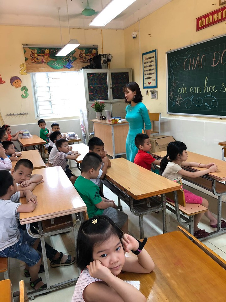 "Từ giờ, mọi việc trường lớp của con, vợ cứ để anh lo! Sáng nay anh mới ứng cử trưởng ban phụ huynh rồi!!!", chủ nhân bài viết chia sẻ hài hước kèm theo những bức ảnh về cô giáo xinh đẹp.