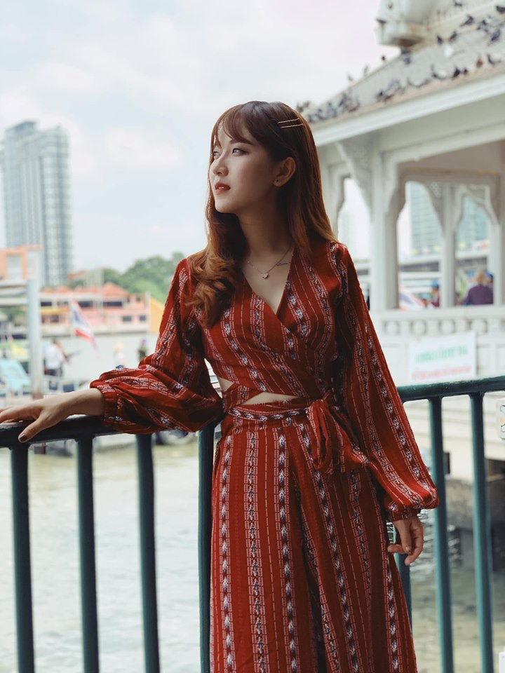 Theo dõi trang cá nhân của cô giáo 9X, được biết, Thúy Ngân là người khá ưa xê dịch. Cô thường tranh thủ đi du lịch, khám phá với bạn bè, gia đình trước khi vào năm học.