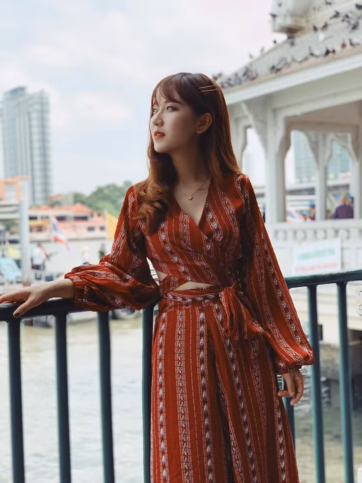 Theo dõi trang cá nhân của cô giáo 9X, được biết, Thúy Ngân là người khá ưa xê dịch. Cô thường tranh thủ đi du lịch, khám phá với bạn bè, gia đình trước khi vào năm học.