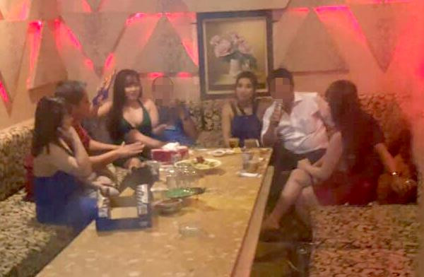 Nu tiep vien nha hang Sai Gon mac ho, phuc vu khach duong tinh ma tuy