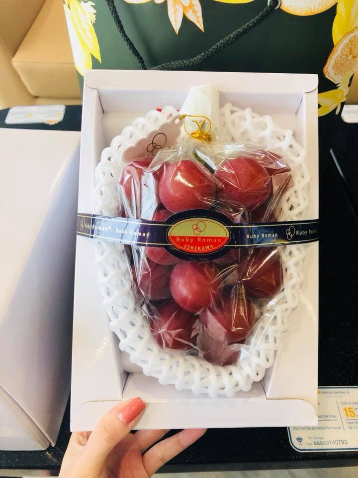 “Mỗi chùm nho Ruby Roman gồm 24 quả, trọng lượng đạt chuẩn khi thu hoạch từ 700g/chum, 1 trái từ 30g, đường kính 30cm. Một chùm nho Ruby Roman nhập về Việt Nam có giá từ 6,5 đến 11 triệu đồng, tính ra mỗi quả tương đương với khoảng 350 nghìn đồng”, chị Huyền chia sẻ.