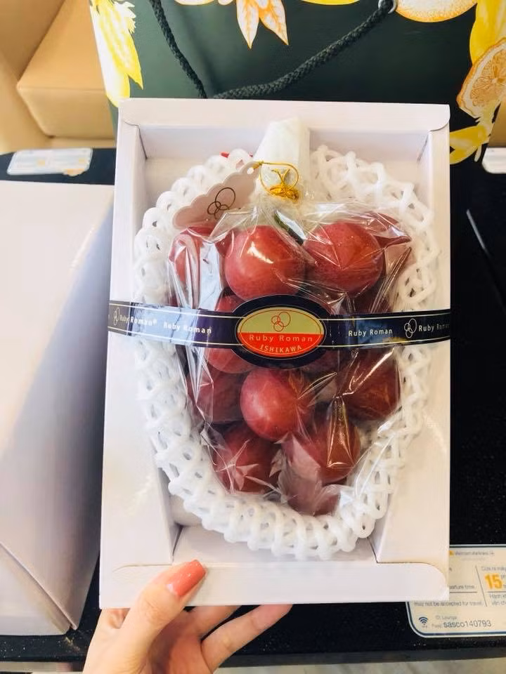 “Mỗi chùm nho Ruby Roman gồm 24 quả, trọng lượng đạt chuẩn khi thu hoạch từ 700g/chum, 1 trái từ 30g, đường kính 30cm. Một chùm nho Ruby Roman nhập về Việt Nam có giá từ 6,5 đến 11 triệu đồng, tính ra mỗi quả tương đương với khoảng 350 nghìn đồng”, chị Huyền chia sẻ.