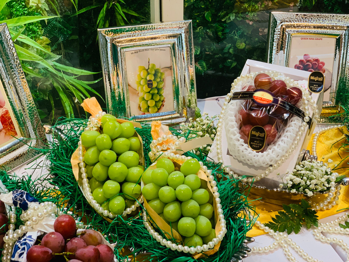 Chị Thảo Vy - giám đốc điều hành hệ thống cửa hàng trái cây nhập khẩu cho biết, dù loại nho này có giá đắt đỏ nhưng vẫn hút giới nhà giàu Việt. Nhiều khách hàng thân thiết bên chị đặt cọc trước khi hàng về không chỉ để thưởng thức mà còn làm quà tặng, biếu rất sang trọng.